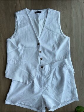 Linen Blend White Women's Sleeveless Button-Up Vest And Shorts Set